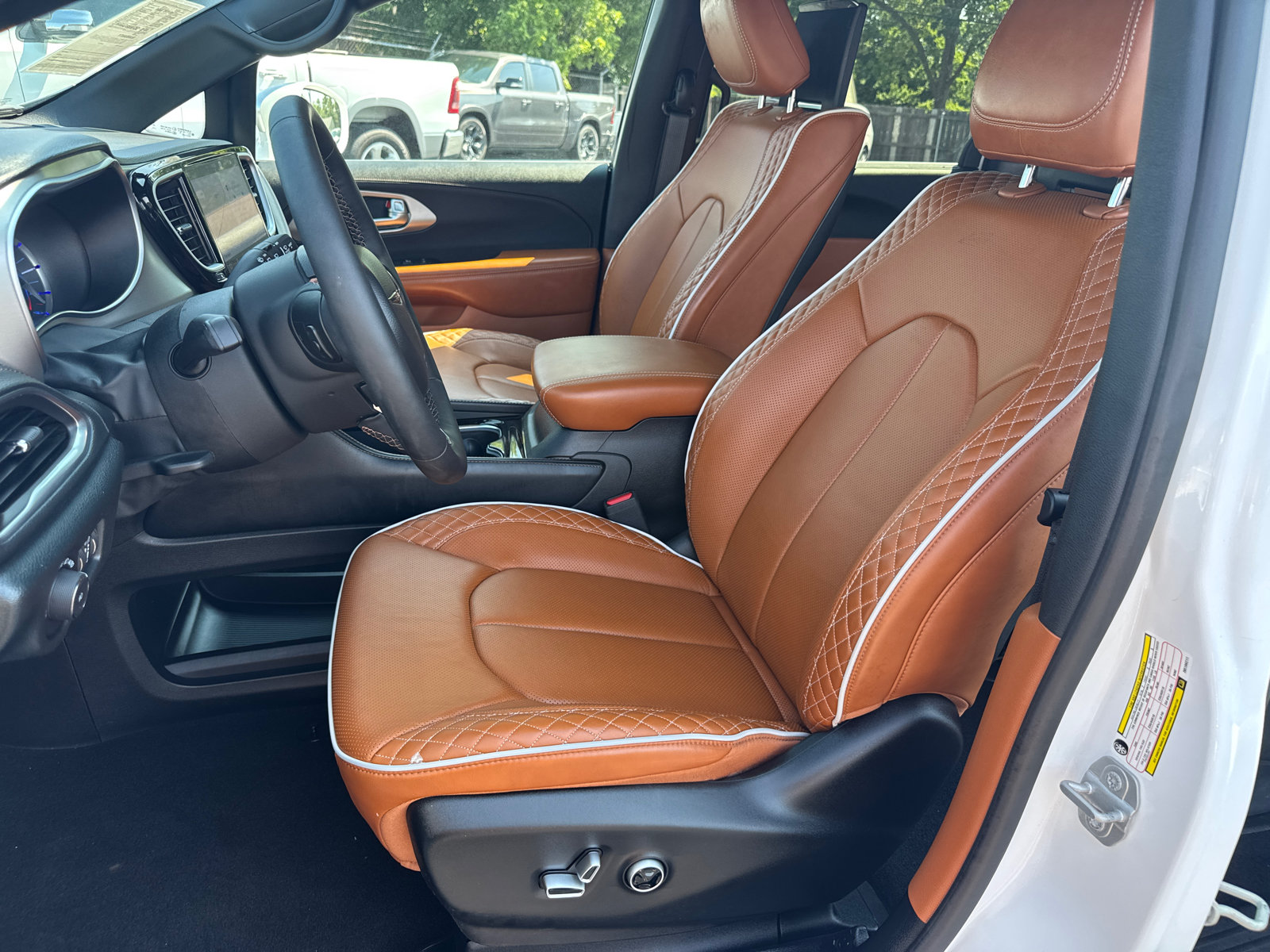 Used 2024 Chrysler Pacifica Pinnacle FWD image 10