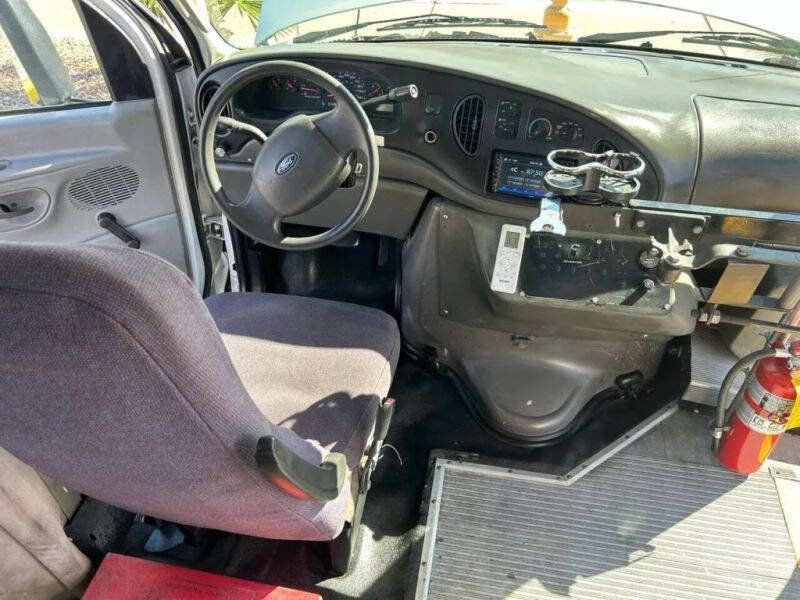 Used 2006 Ford E-350 and Econoline 350 Super Duty RWD image 68
