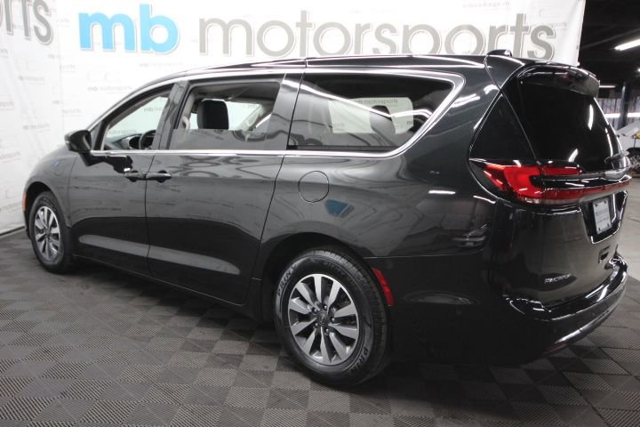 Used 2023 Chrysler Pacifica Touring-L image 3