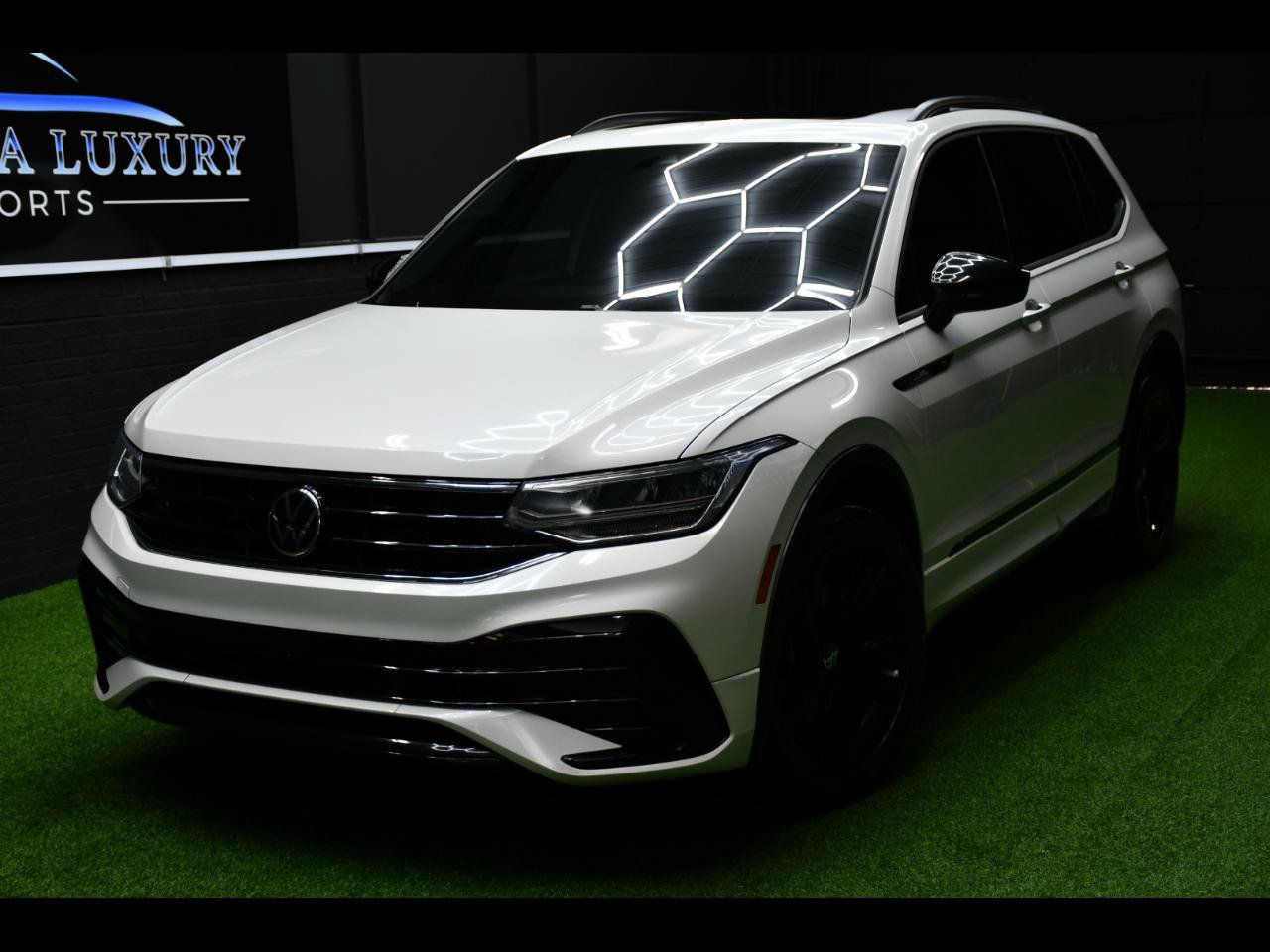 Used 2023 Volkswagen Tiguan SE R-Line FWD image 1