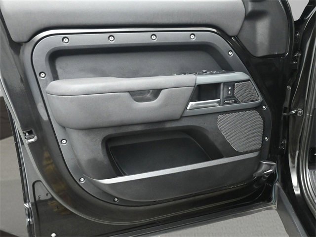 Used 2023 Land Rover Defender 110 X-Dynamic SE image 9