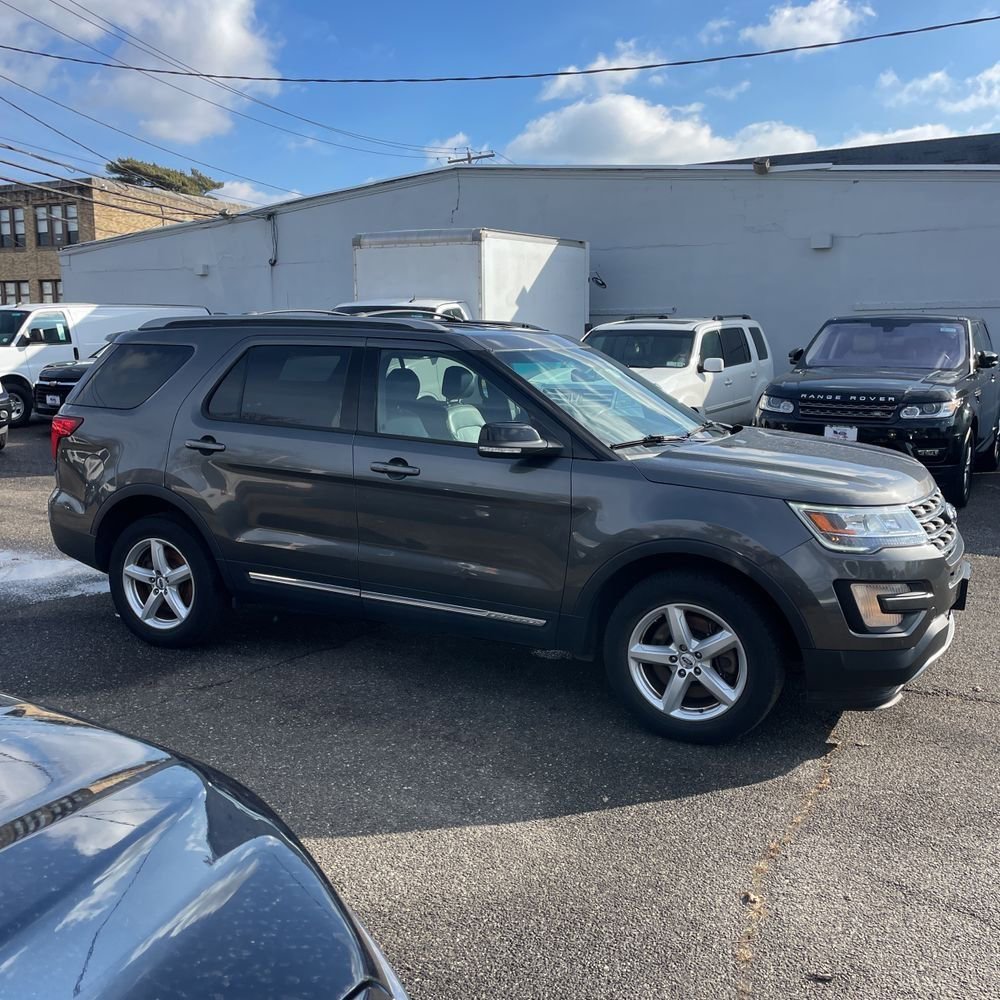 Used 2016 Ford Explorer XLT w/ Equipment Group 202A image 3