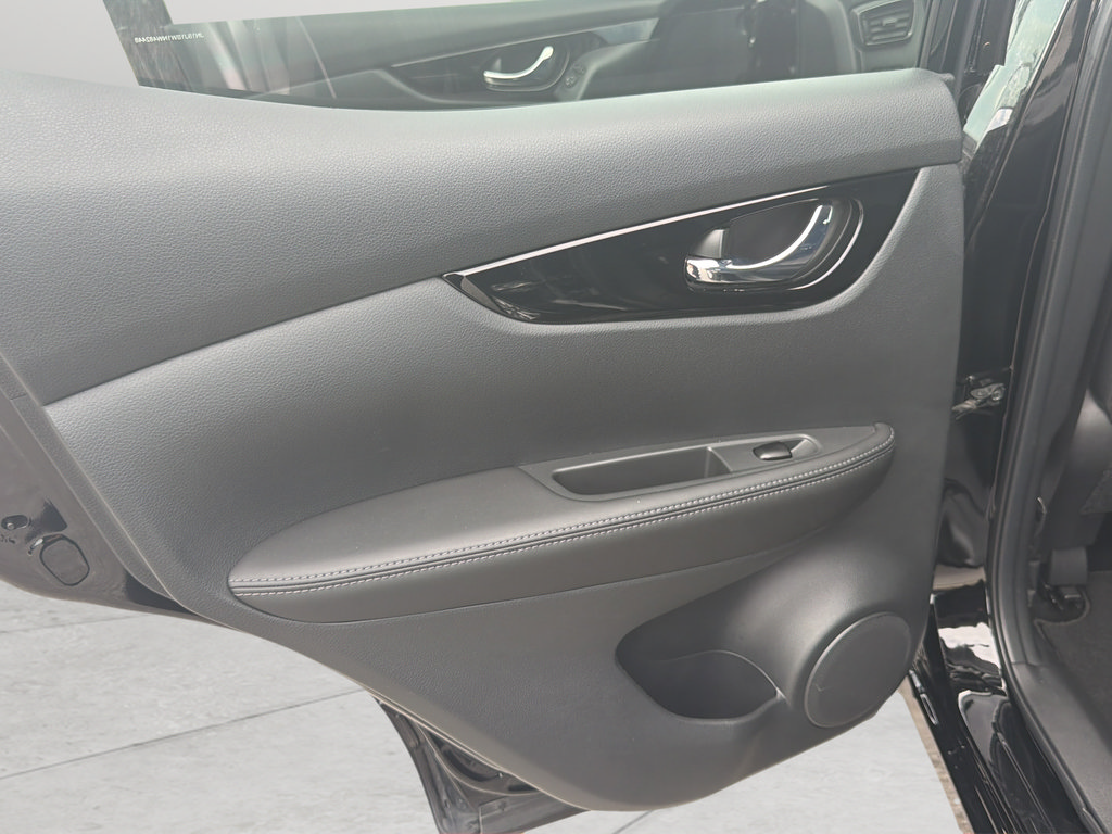 Used 2022 Nissan Rogue Sport SV AWD/4WD image 25