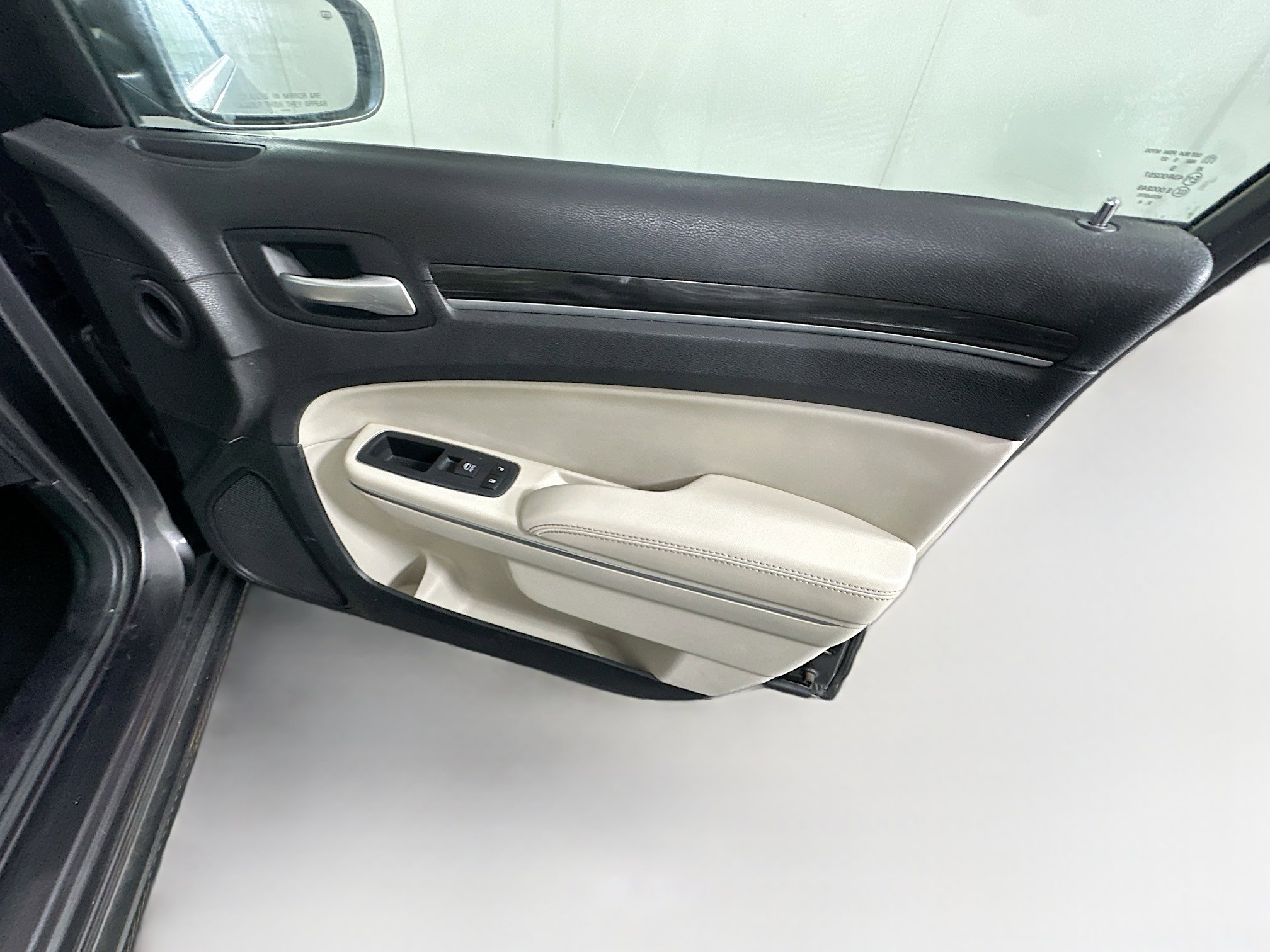 Used 2015 Chrysler 300 Limited RWD image 28