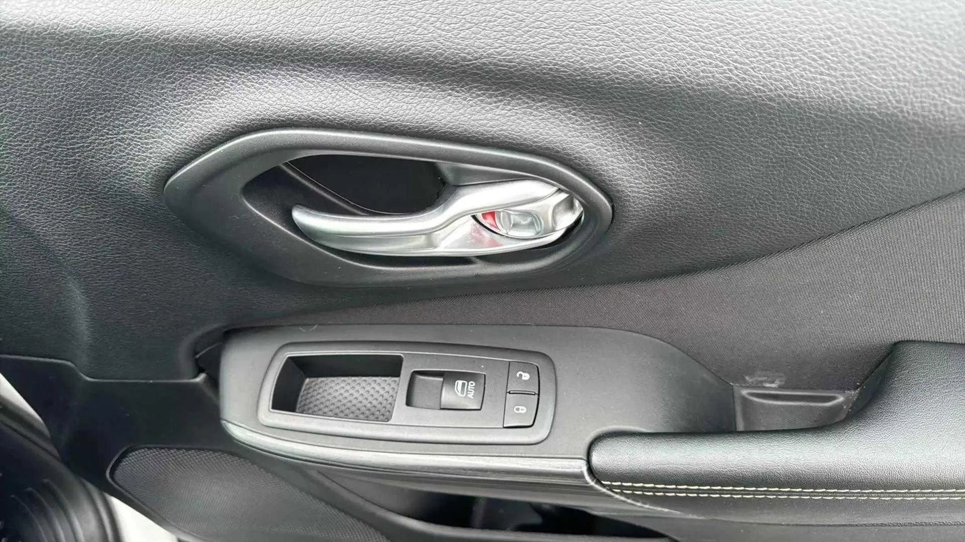 Used 2017 Jeep Cherokee Latitude w/ Comfort/Convenience Group image 24