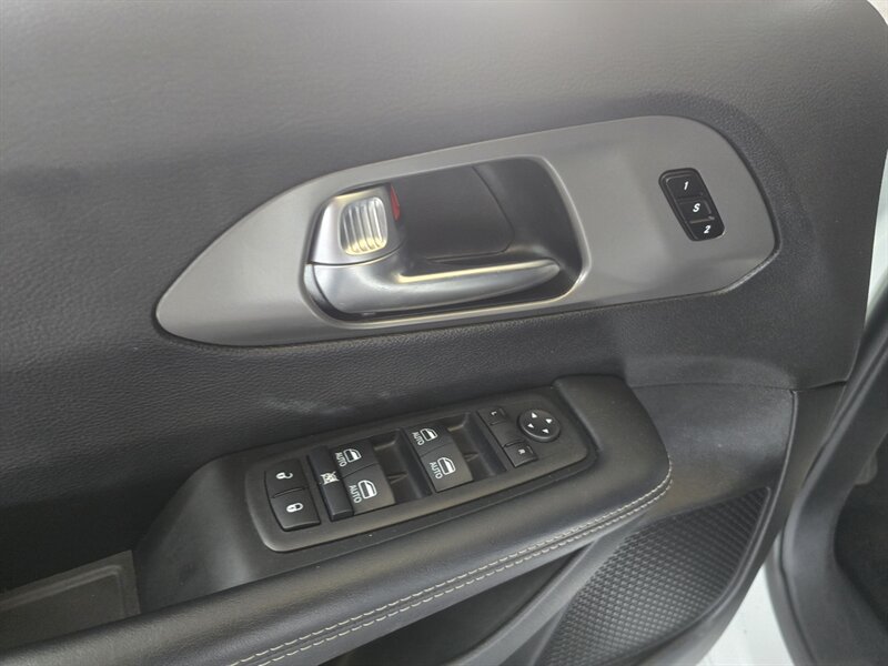 Used 2025 Chrysler Pacifica Select FWD image 18