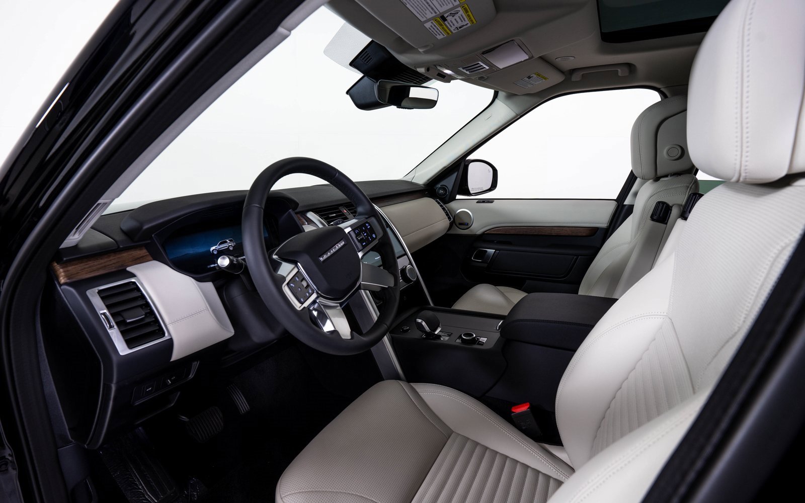 Used 2025 Land Rover Discovery S image 13