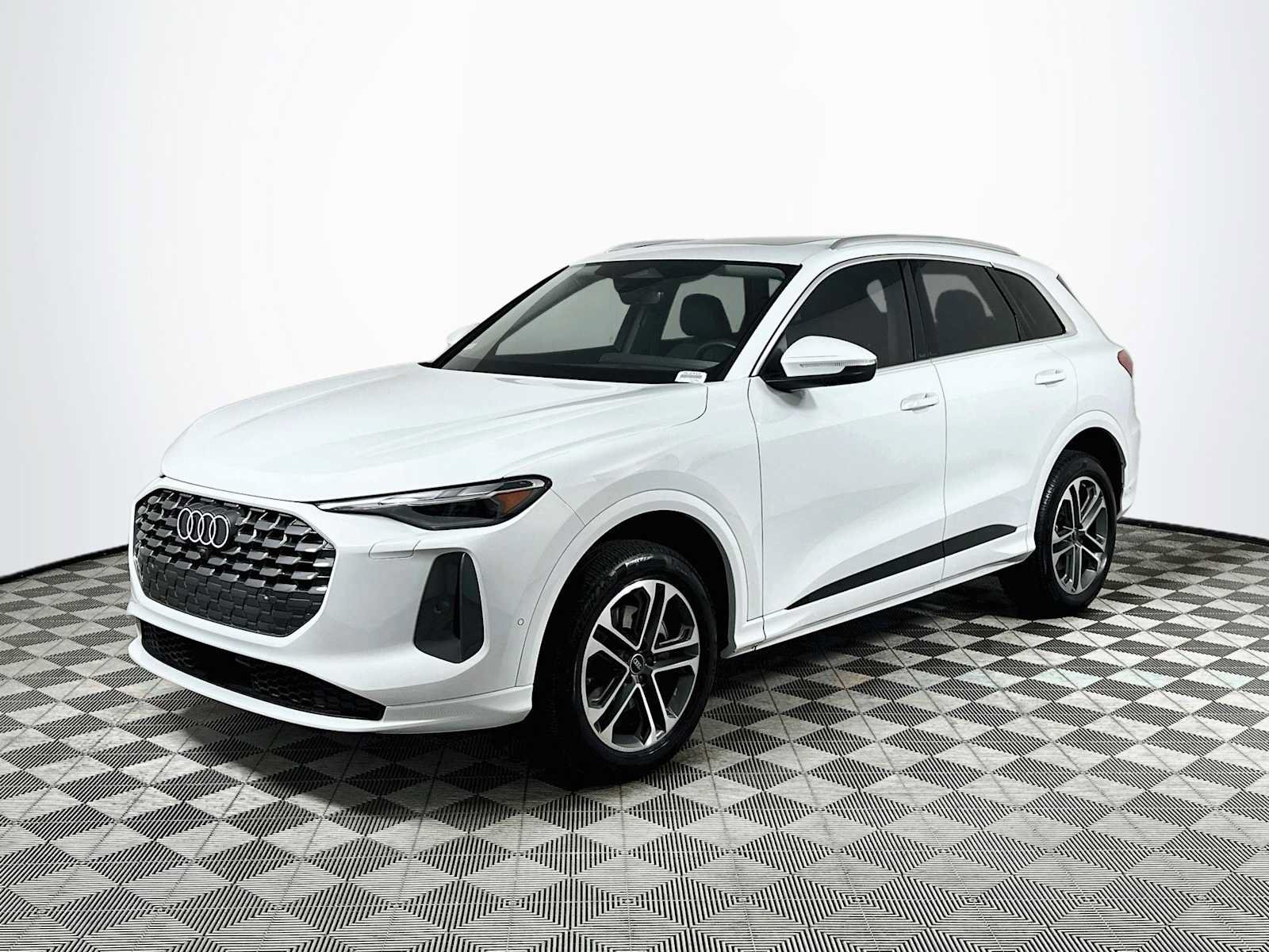 Certified 2025 Audi Q5 Premium w/ Convenience Package AWD/4WD image 3