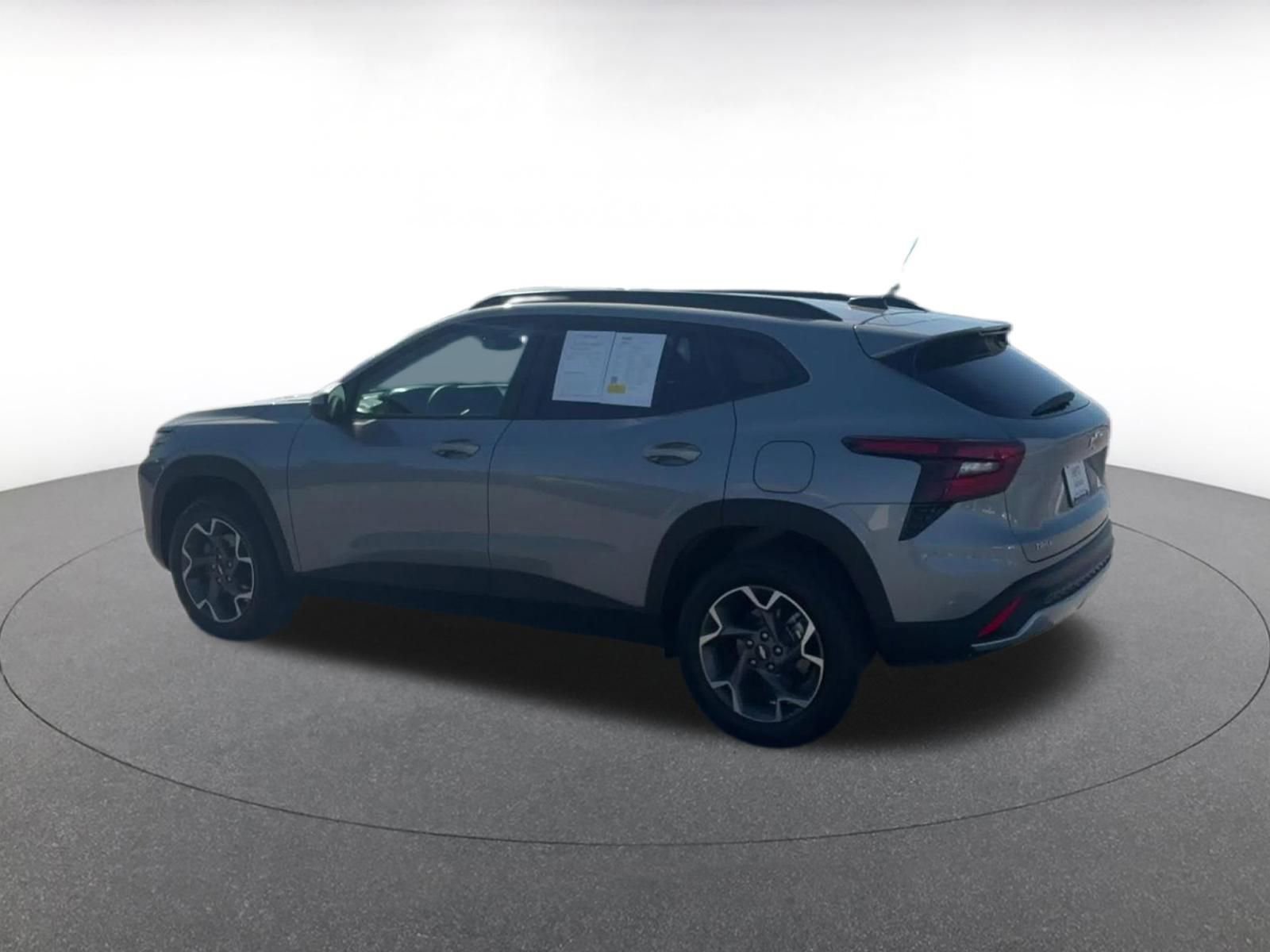 Used 2025 Chevrolet Trax LT FWD image 10