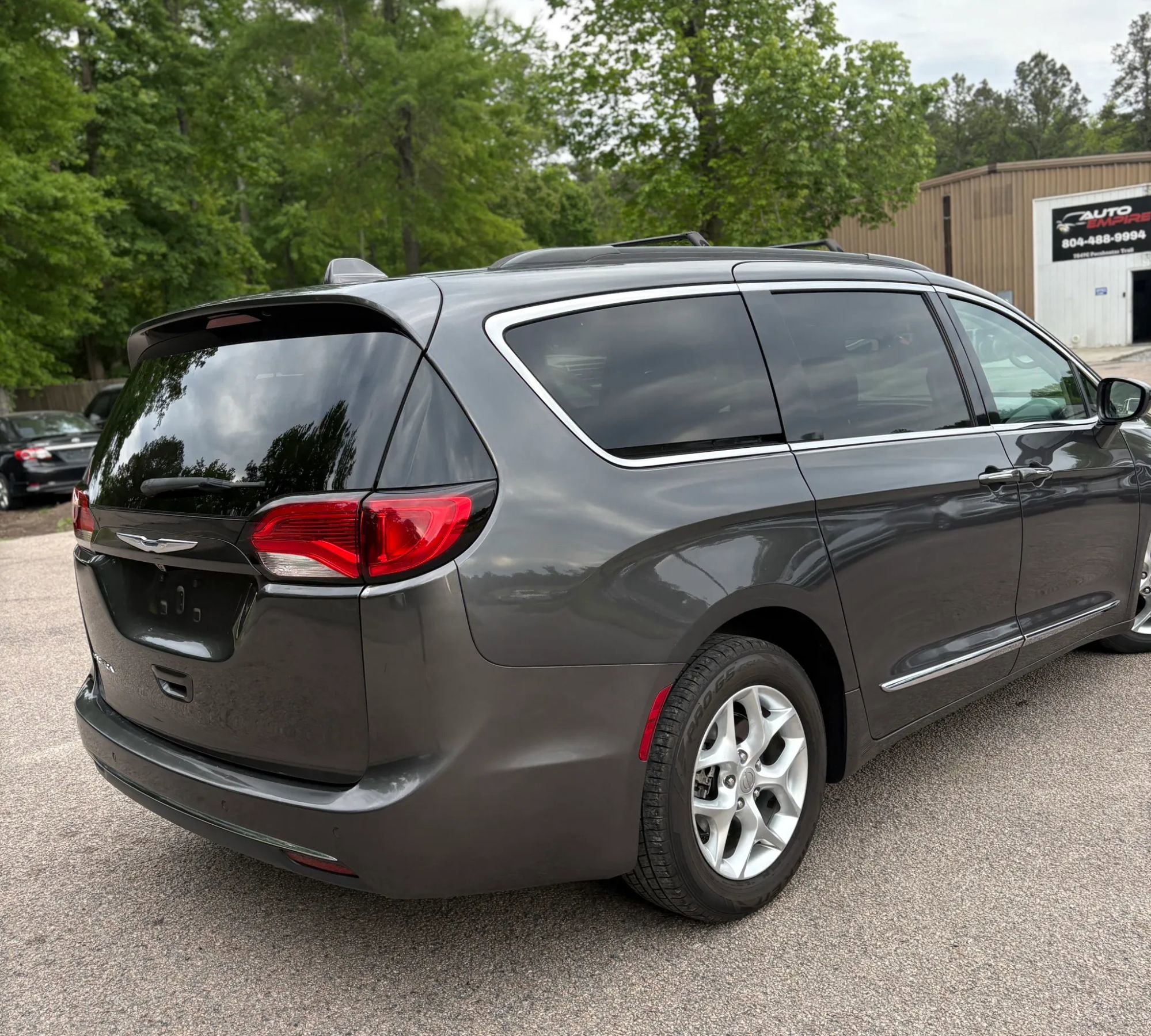 Used 2017 Chrysler Pacifica Touring-L w/ Tire & Wheel Group FWD image 11