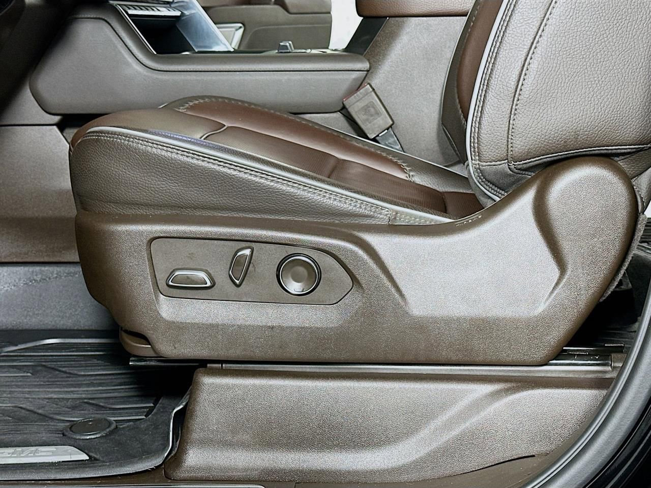 Used 2024 GMC Sierra 3500 Denali w/ Denali Reserve Package image 32