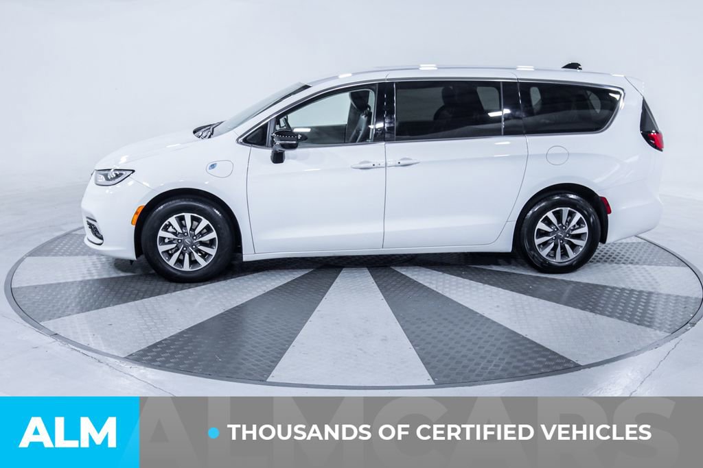 Used 2024 Chrysler Pacifica Select image 4