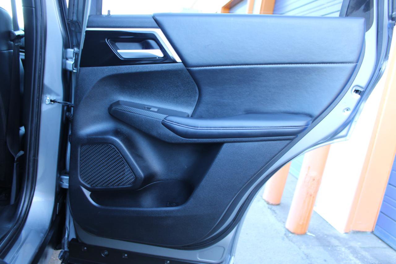 Used 2024 Mitsubishi Outlander SE Black Edition image 40