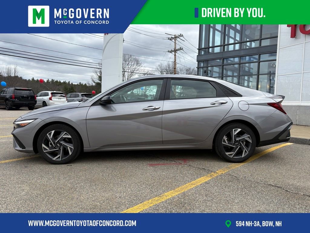 Used 2025 Hyundai Elantra Sport image 2