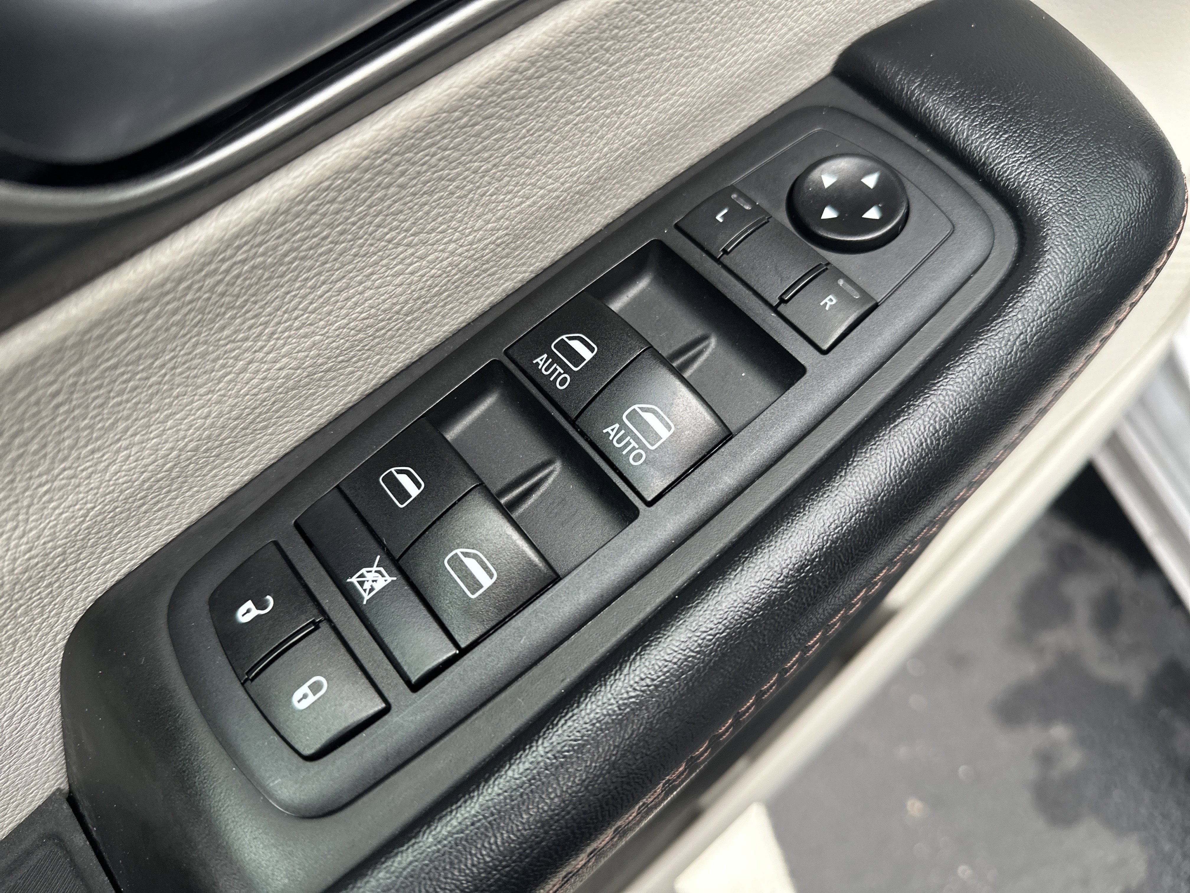 Used 2020 Chrysler Pacifica Touring-L image 15