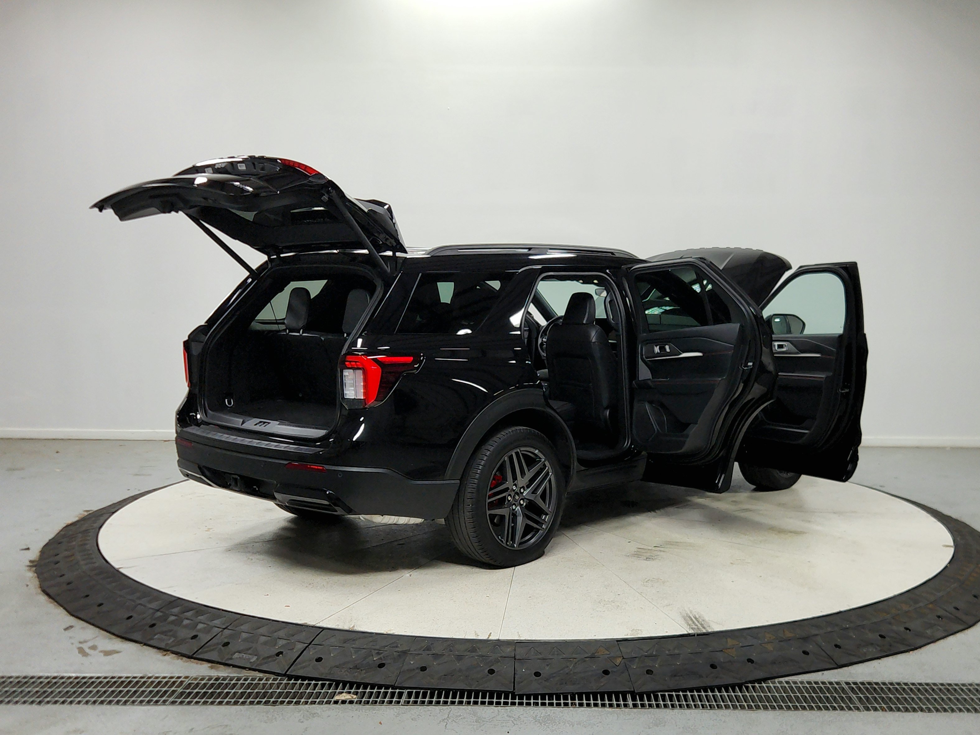 Used 2025 Ford Explorer ST-Line w/ ST-Line Street Pack AWD/4WD image 16