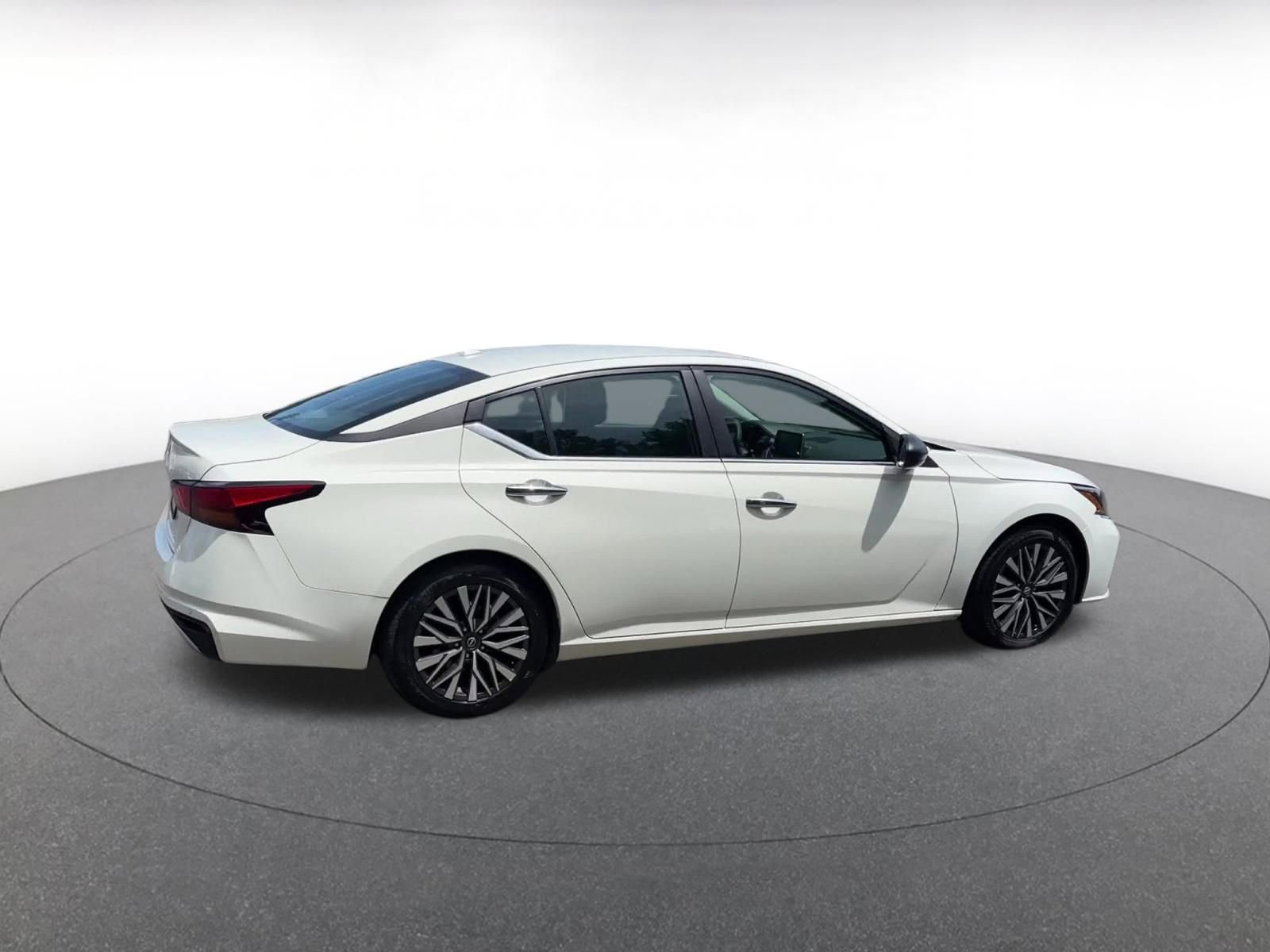 Used 2025 Nissan Altima 2.5 SV FWD image 15