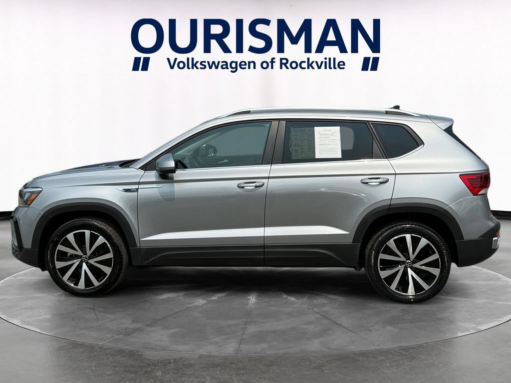 Used 2023 Volkswagen Taos SE w/ Panoramic Sunroof Package FWD image 3