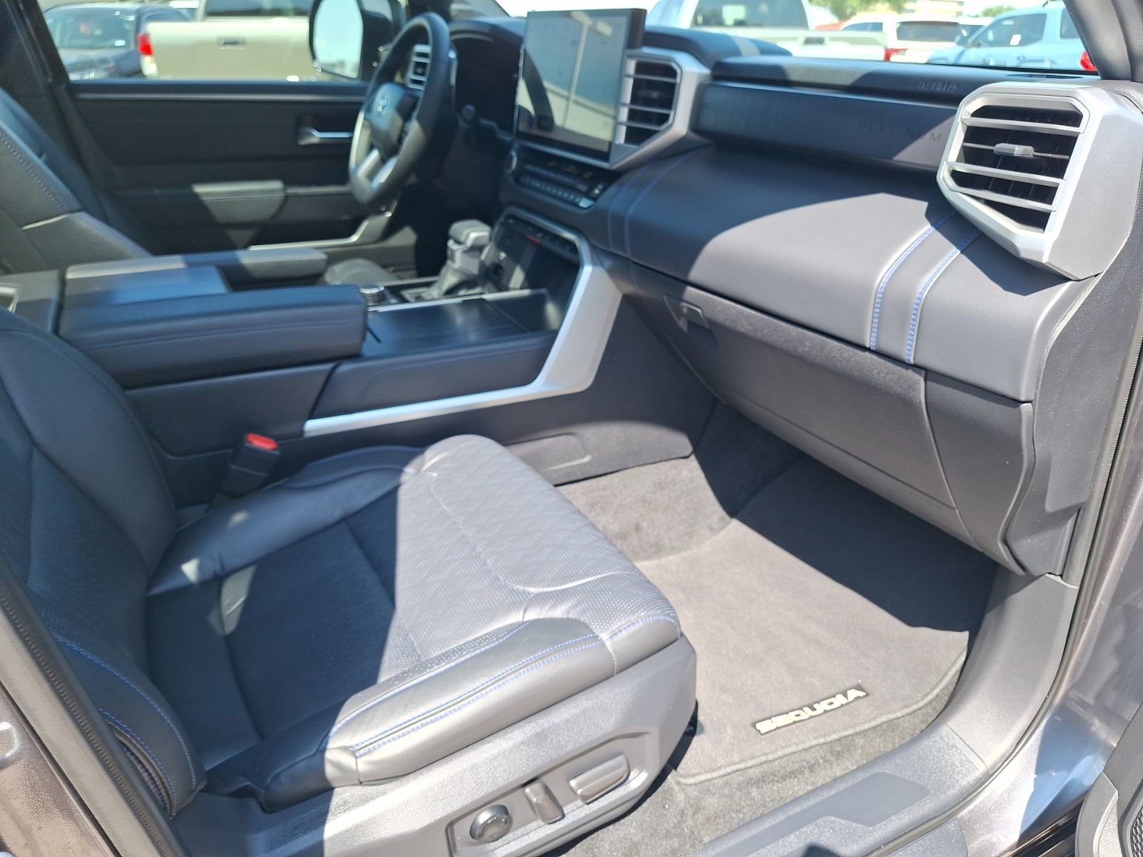 Used 2025 Toyota Sequoia Platinum AWD/4WD image 33