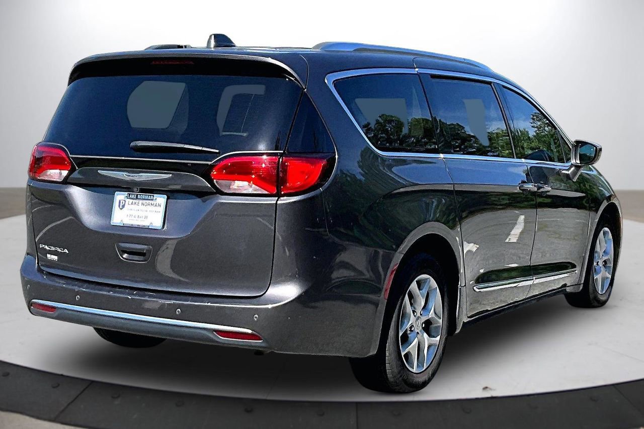 Used 2017 Chrysler Pacifica Touring-L Plus w/ Tire & Wheel Group FWD image 9