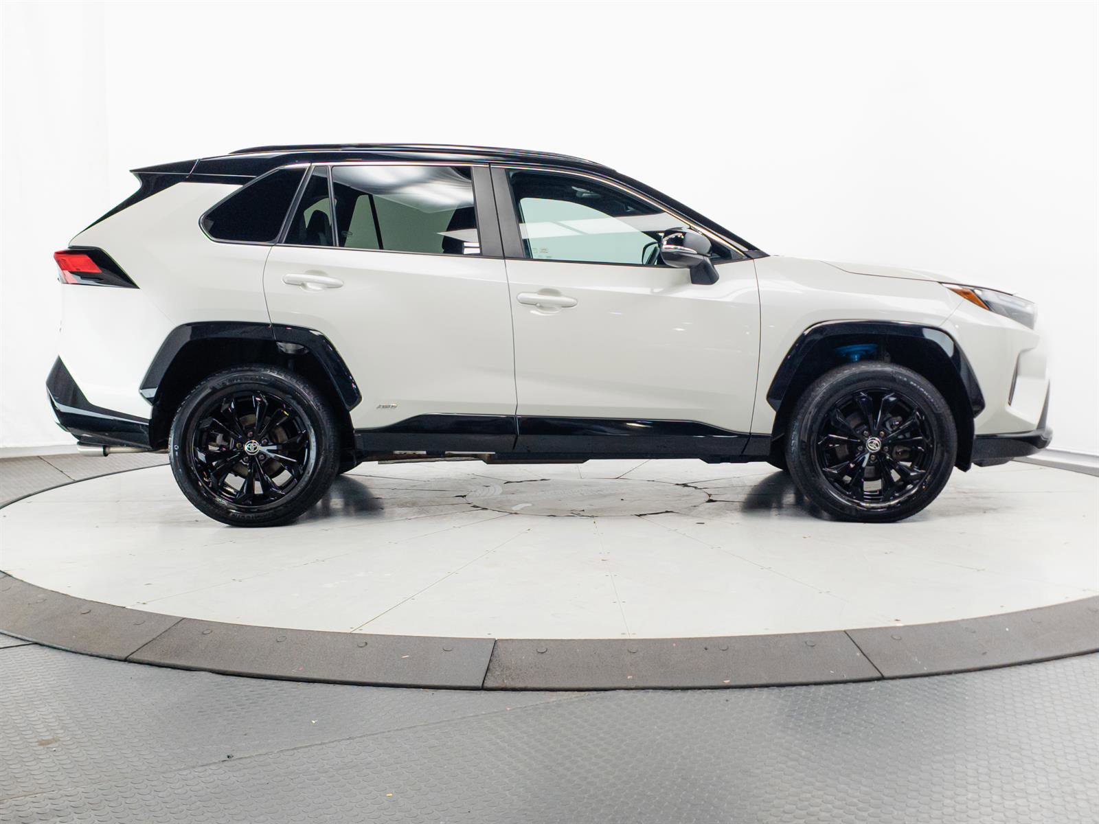 Certified 2022 Toyota RAV4 XSE w/ XSE Grade Weather Package AWD/4WD image 13