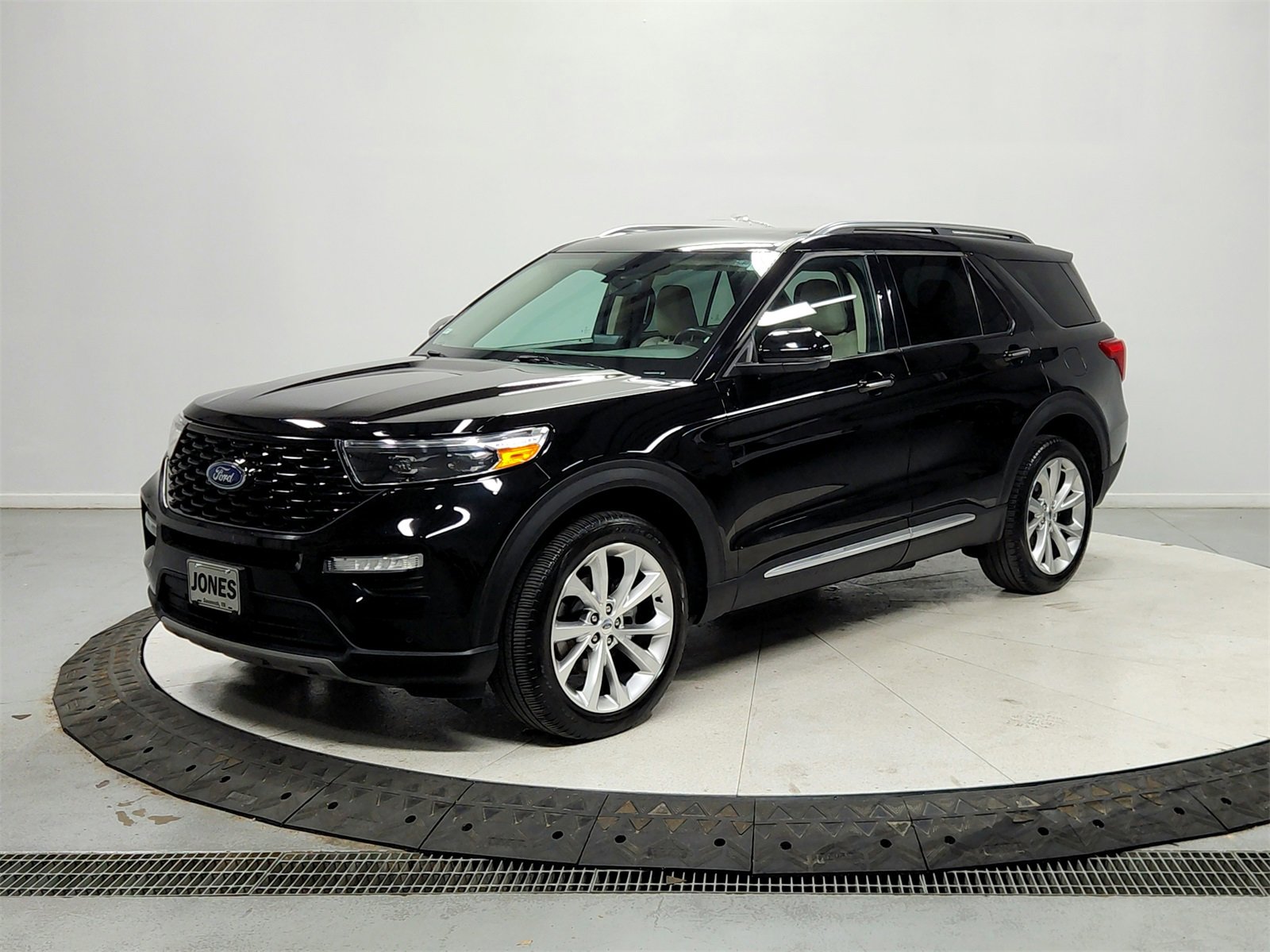Used 2023 Ford Explorer Platinum w/ Technology Package image 3