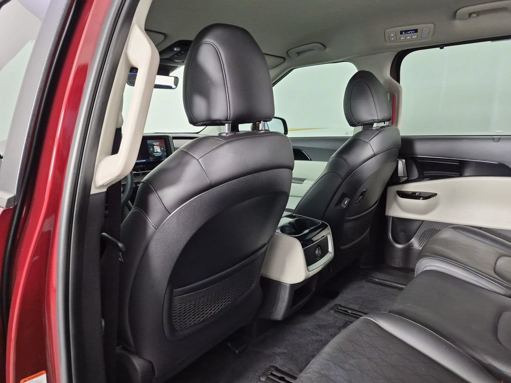 Used 2024 Kia Carnival EX FWD image 32