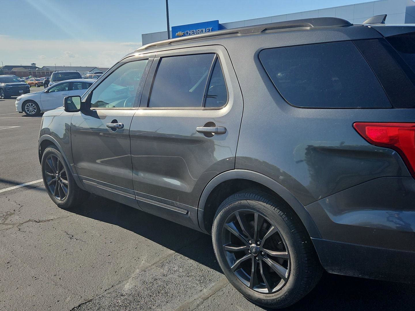 Used 2017 Ford Explorer XLT w/ Equipment Group 202A FWD image 3