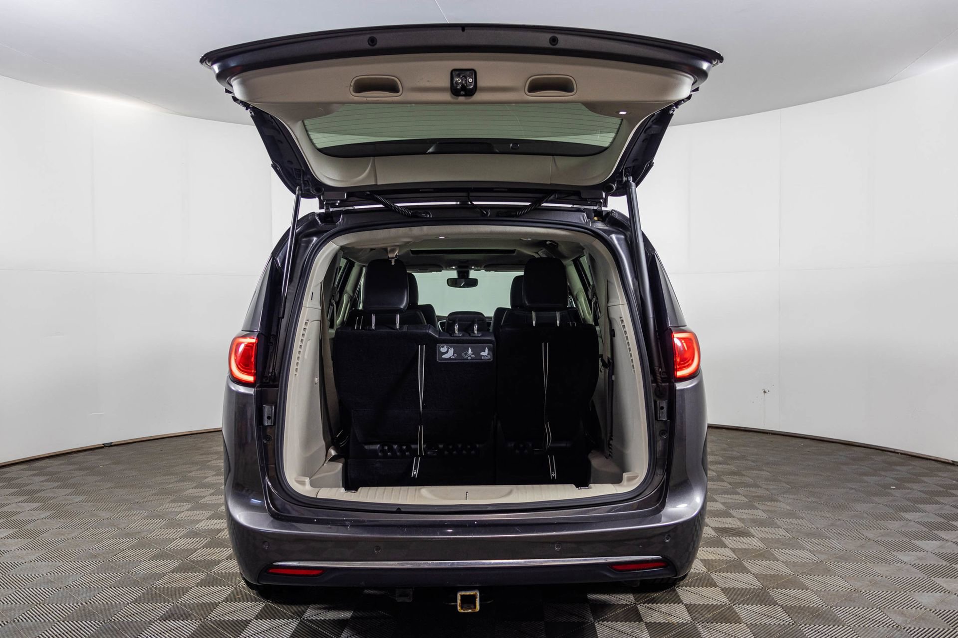 Used 2018 Chrysler Pacifica Touring-L image 41