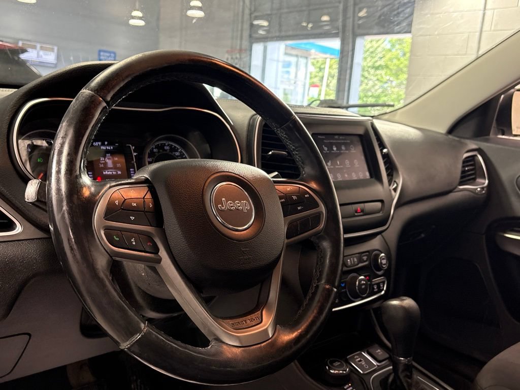 Used 2019 Jeep Cherokee Latitude w/ Cold Weather Group AWD/4WD image 16