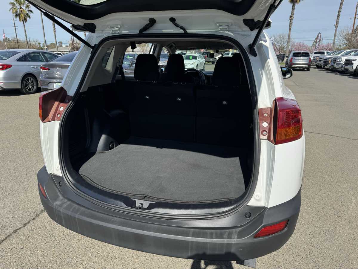 Used 2015 Toyota RAV4 LE image 18
