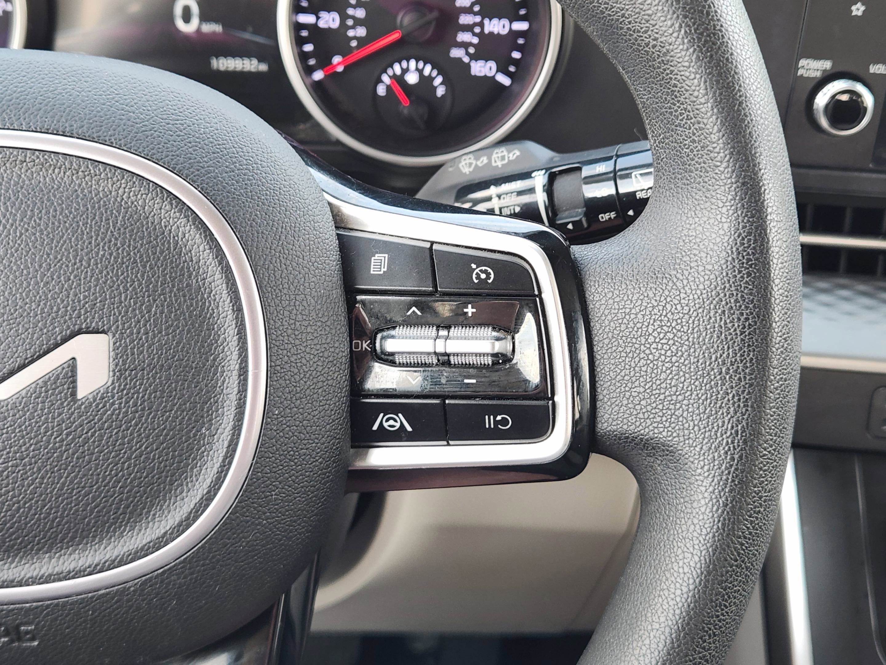 Used 2023 Kia Carnival LX image 24