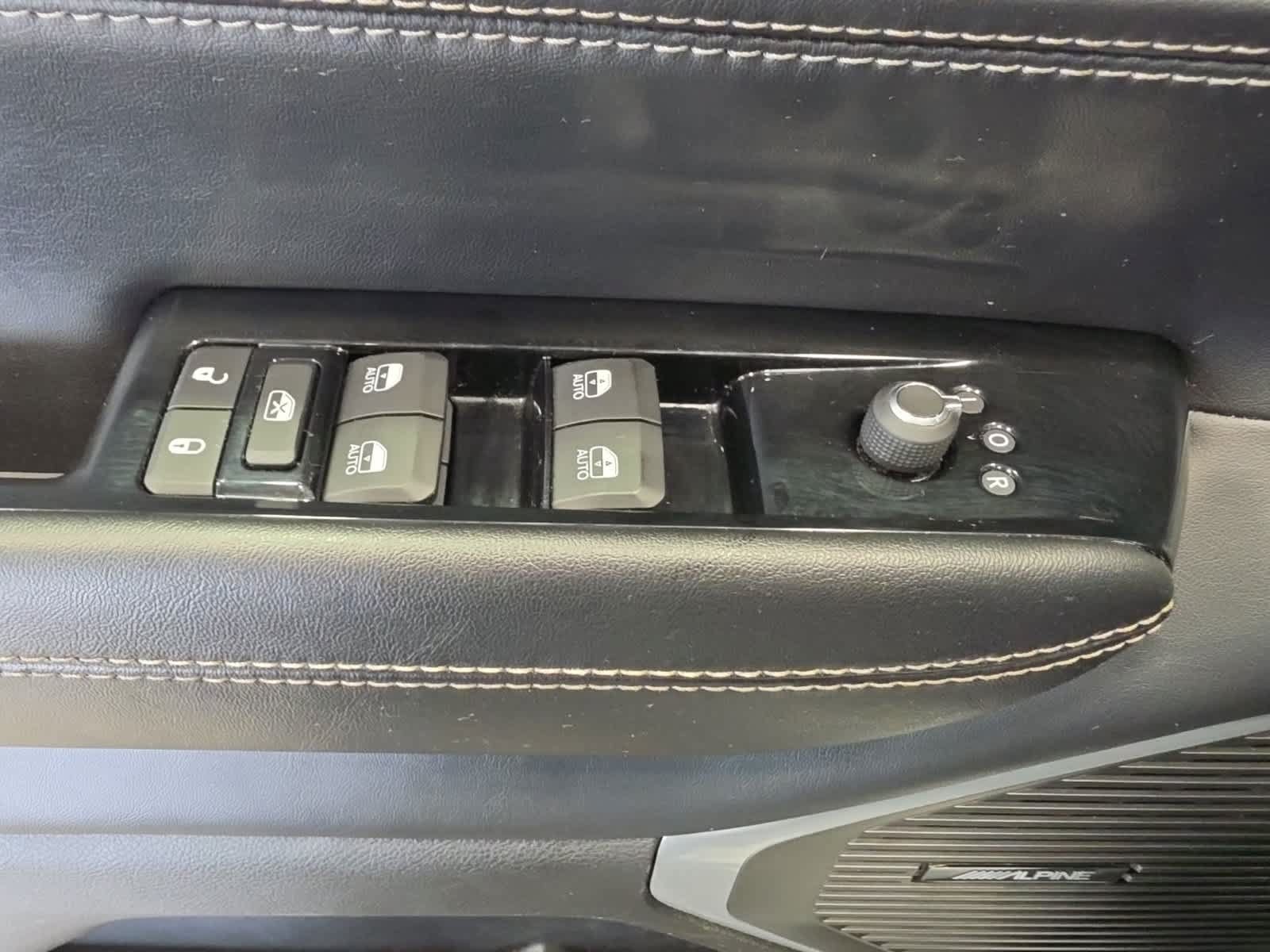 Used 2023 Jeep Wagoneer L Series II AWD/4WD image 19