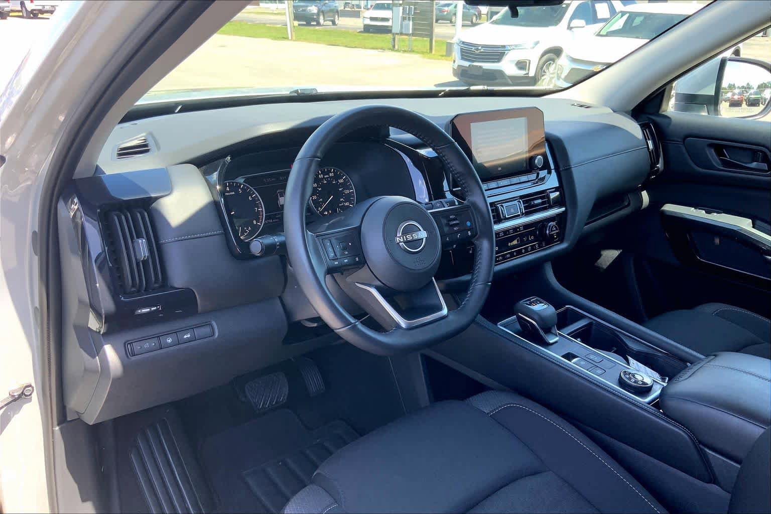 Used 2025 Nissan Pathfinder SV AWD/4WD image 16