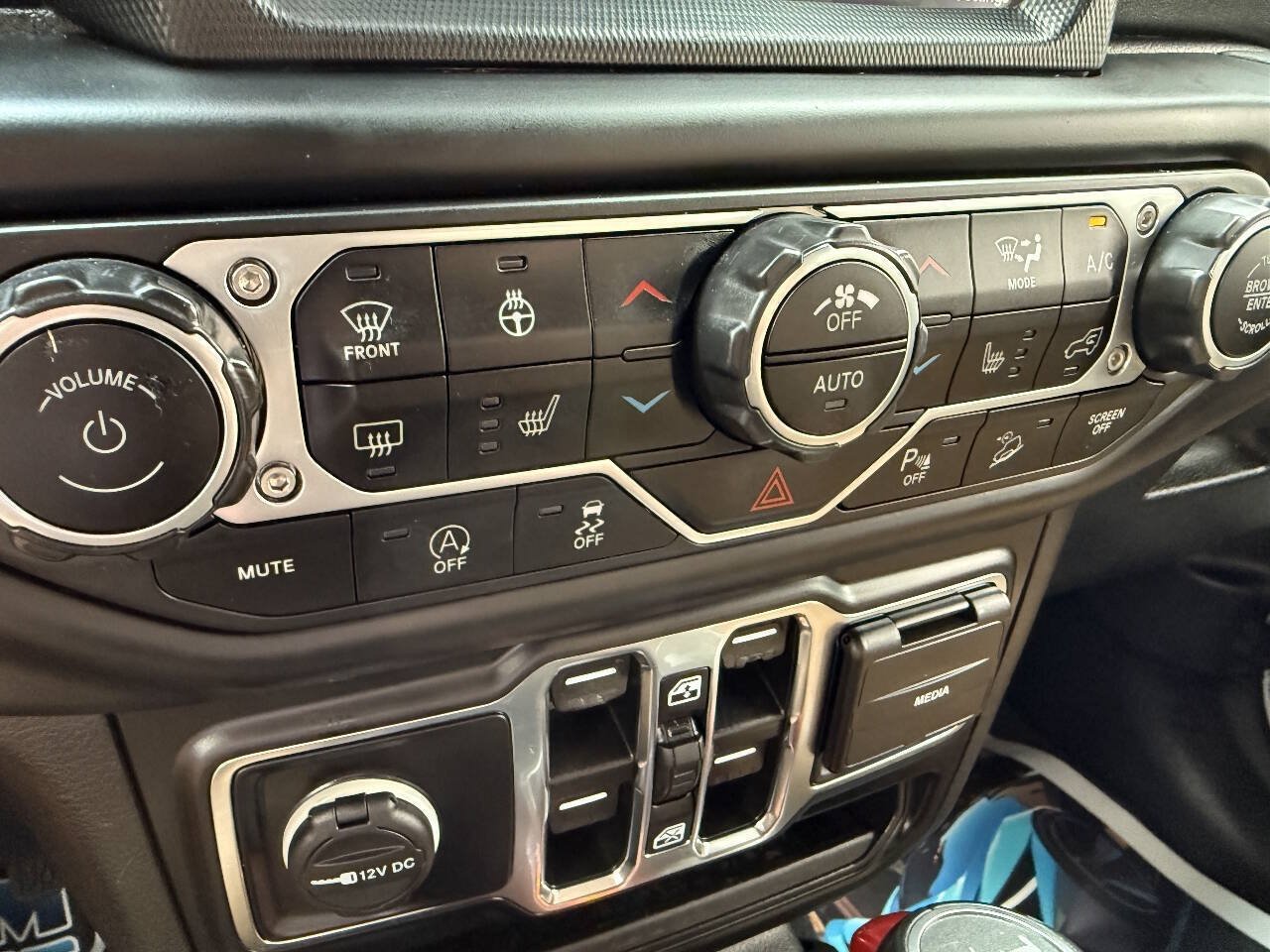 Used 2021 Jeep Wrangler Unlimited Sahara AWD/4WD image 23