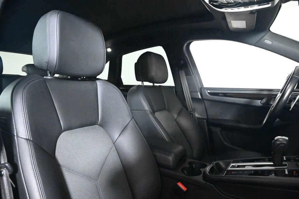Certified 2022 Porsche Macan AWD/4WD image 18