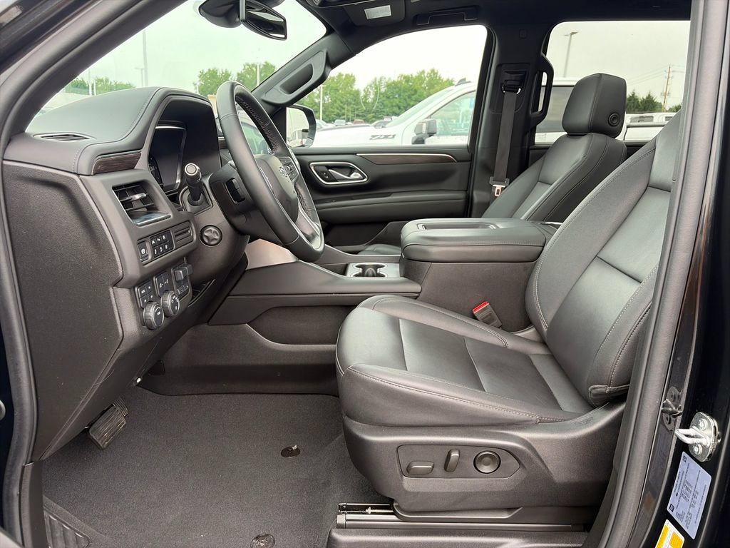 Used 2024 Chevrolet Suburban Z71 w/ Luxury Package AWD/4WD image 17