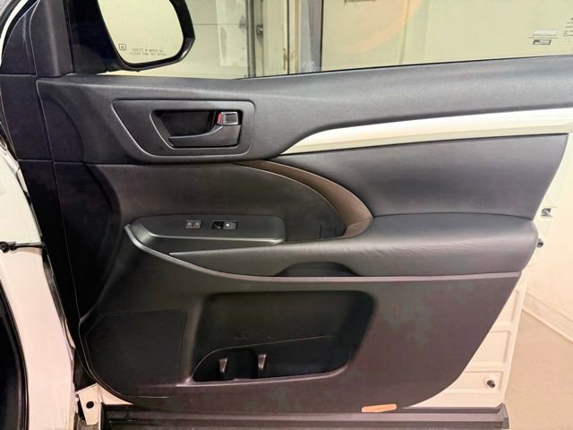 Used 2017 Toyota Highlander Plus FWD image 27