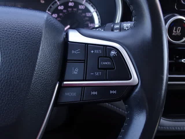 Used 2023 Toyota Highlander XLE FWD image 36