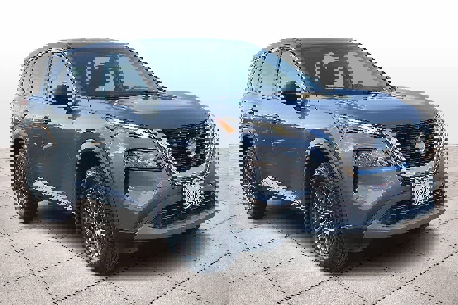 Used 2023 Nissan Rogue S image 2