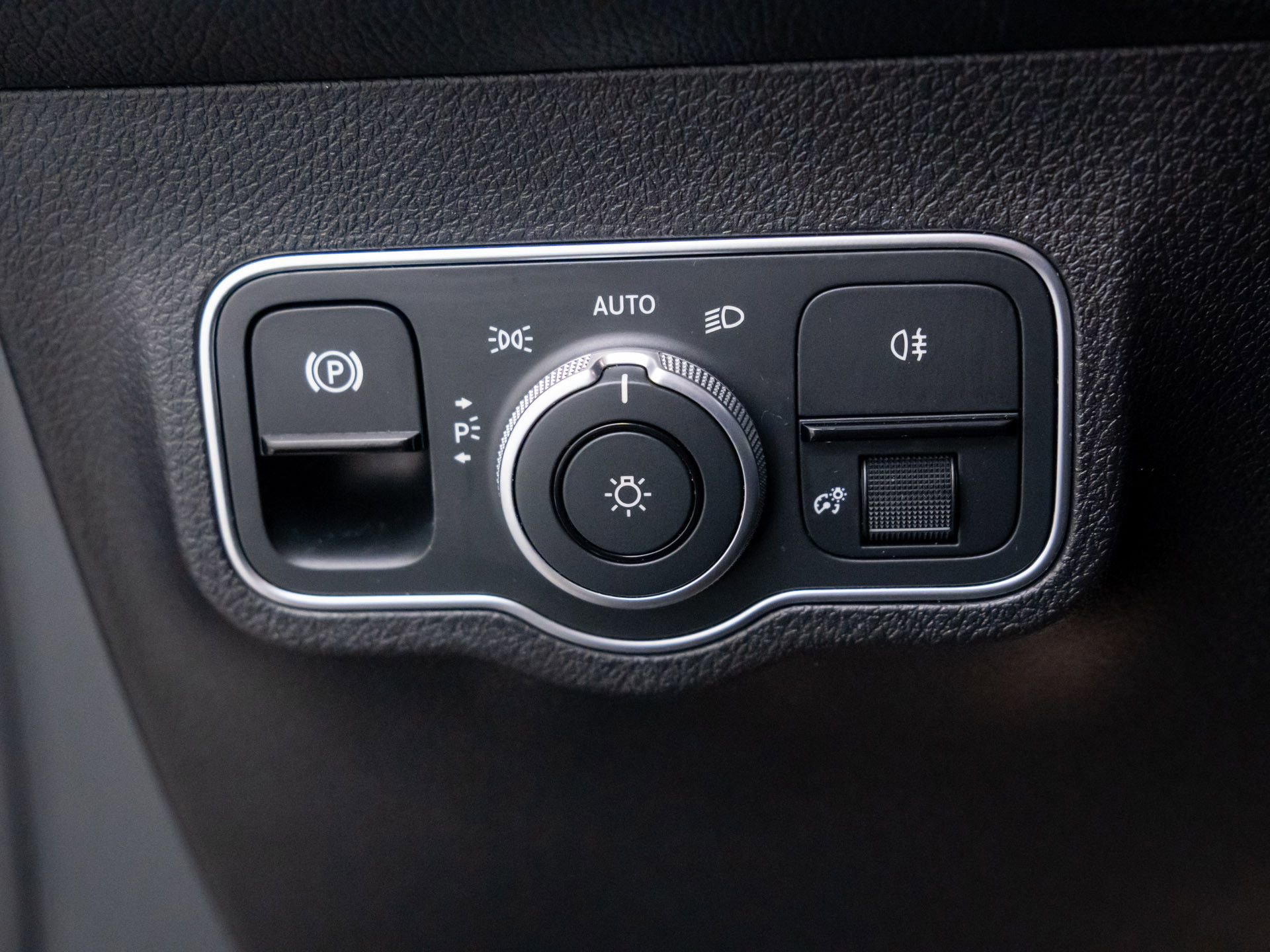 Used 2023 Mercedes-Benz EQB 300 4MATIC w/ Exclusive Package image 22