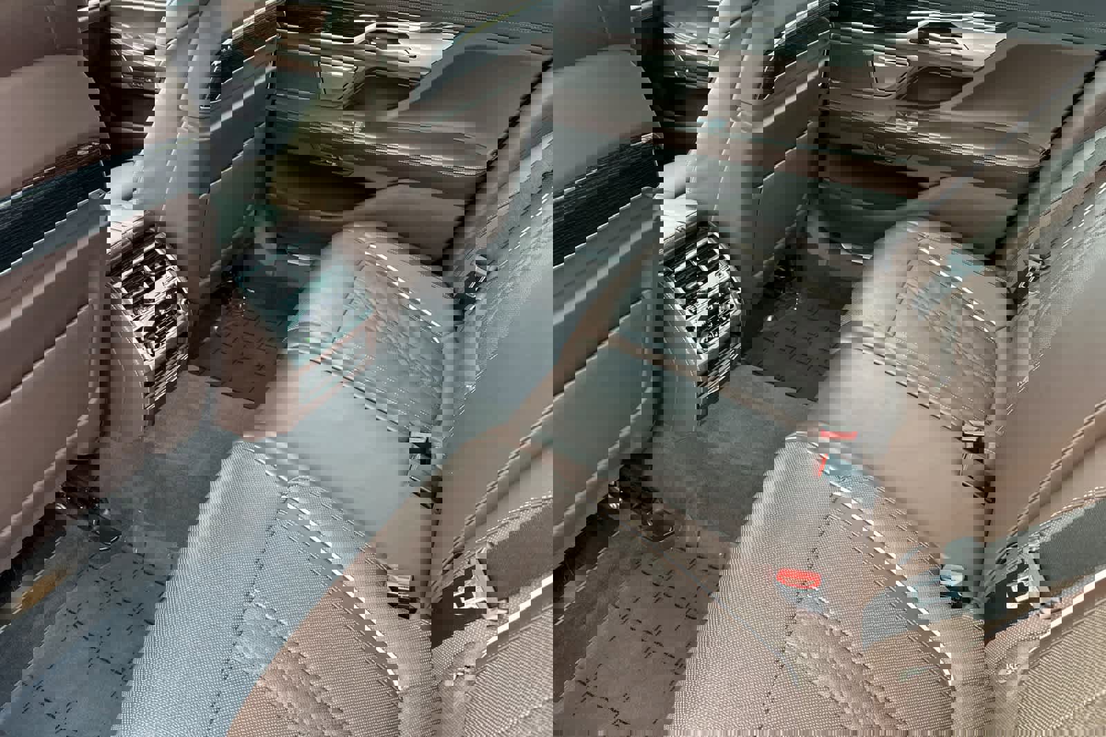 Used 2022 BMW 740i w/ M Sport Package image 4