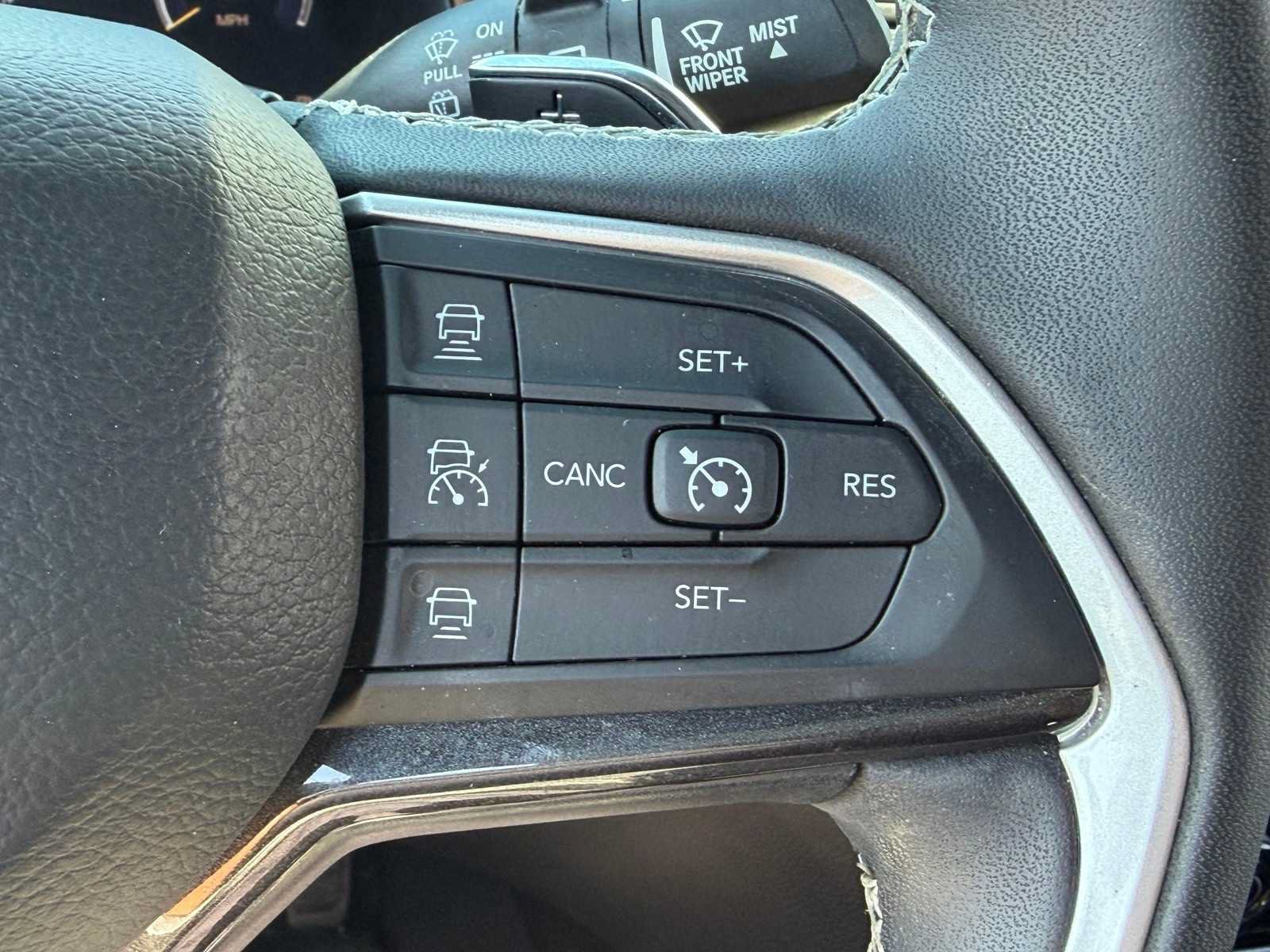Used 2023 Jeep Grand Cherokee L Laredo RWD image 18