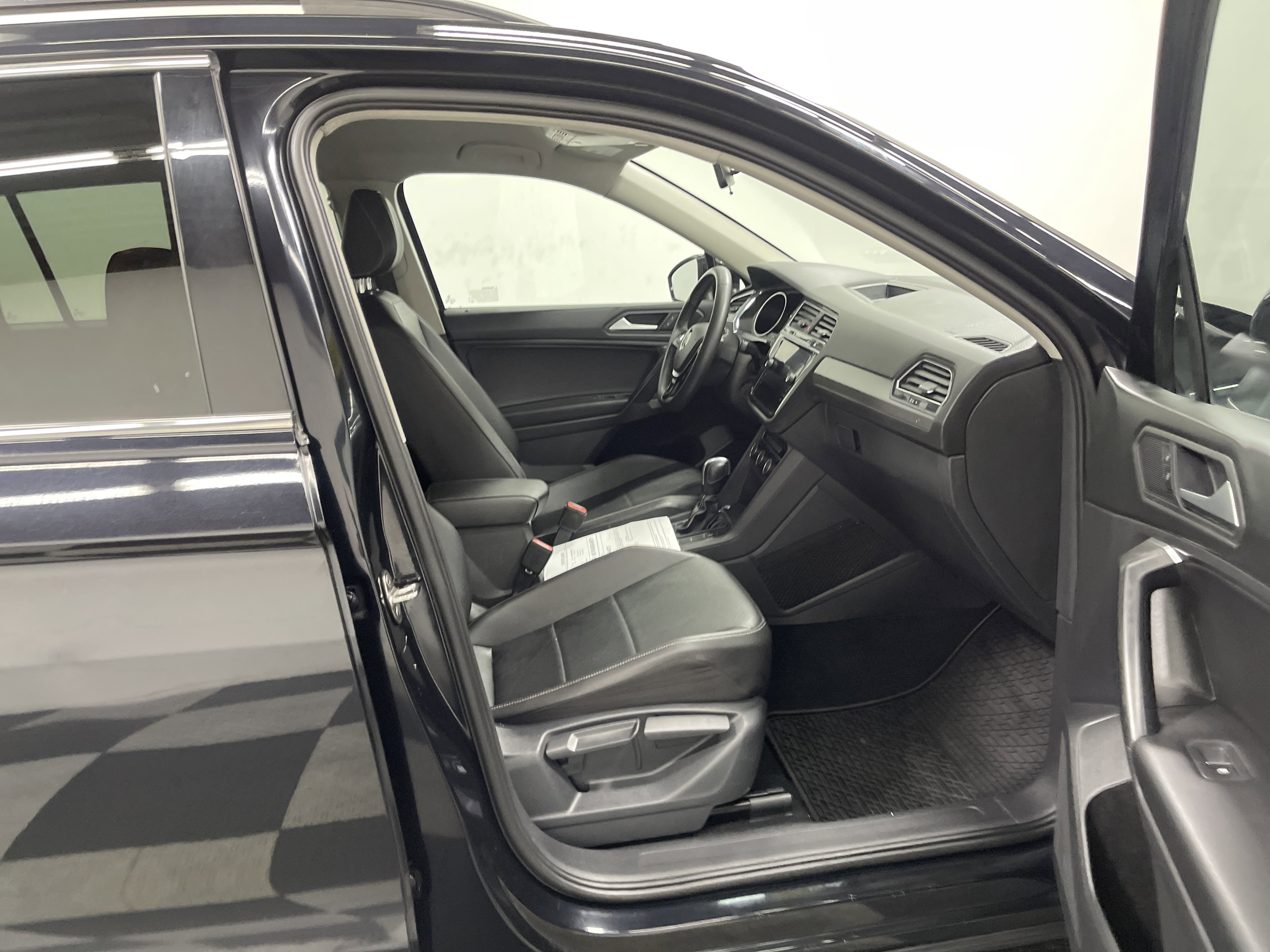 Used 2021 Volkswagen Tiguan SE image 26