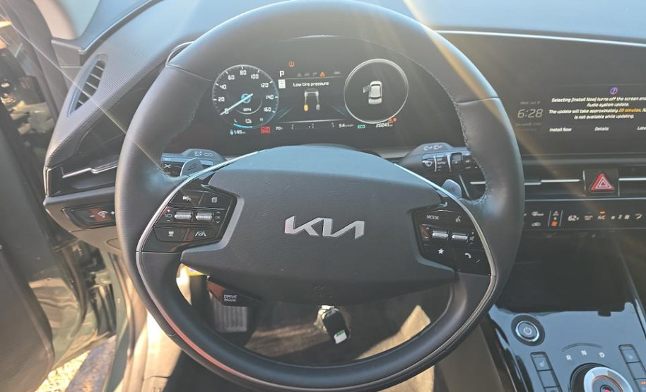 Certified 2024 Kia Niro Wind w/ Wind Preserve Package FWD image 13