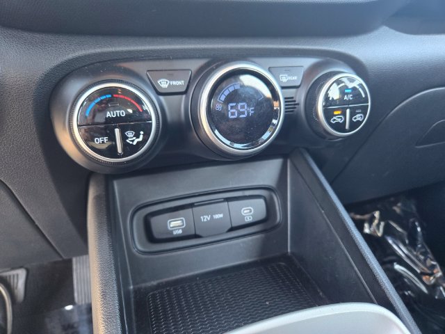 Used 2025 Hyundai Venue SEL FWD image 15