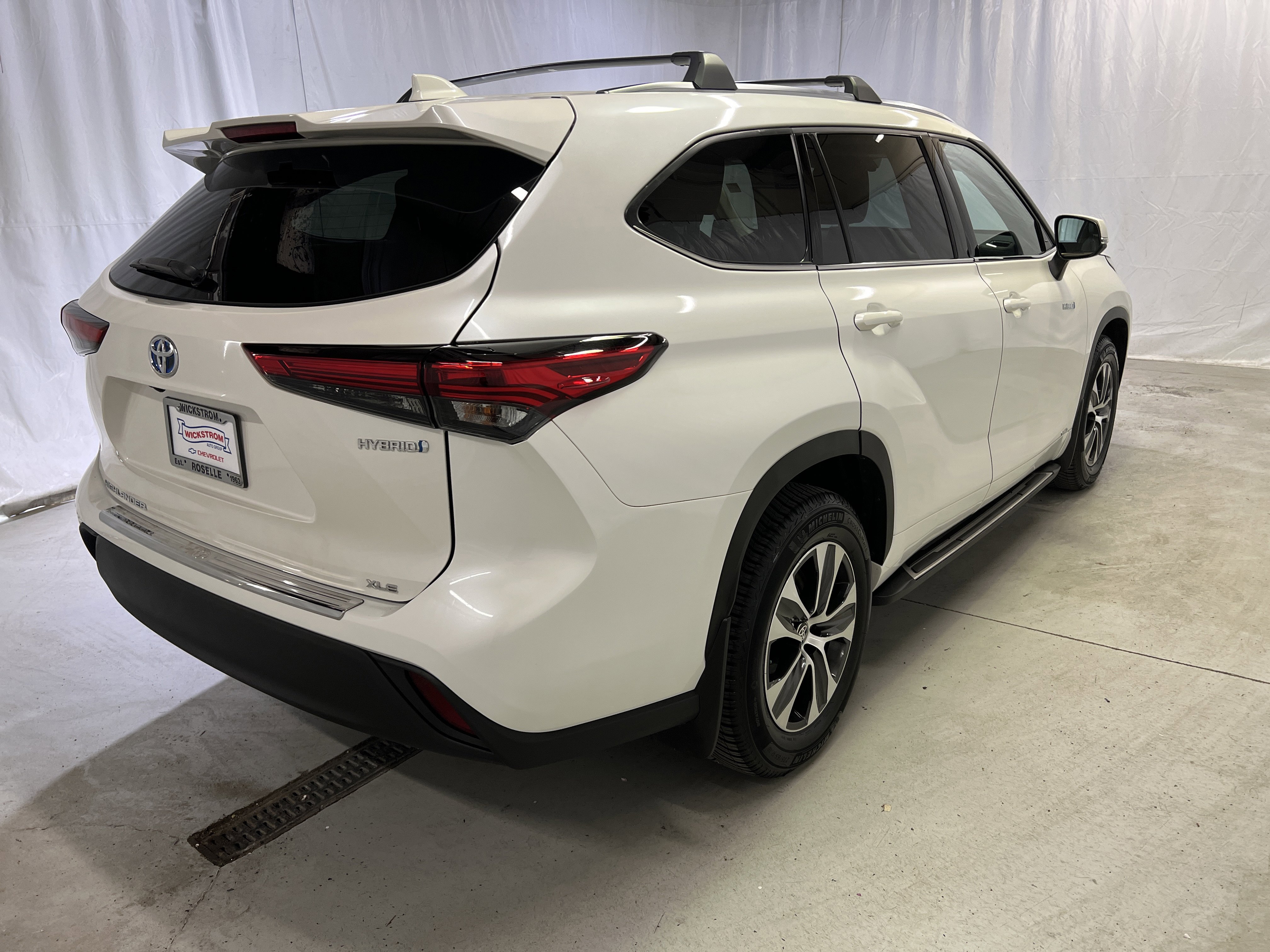 Used 2021 Toyota Highlander XLE AWD/4WD image 11