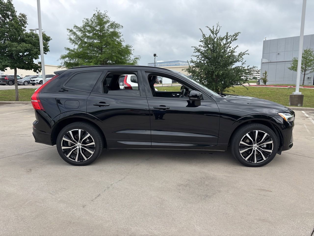 Used 2024 Volvo XC60 B5 Plus w/ Protection Package Premier AWD/4WD image 4