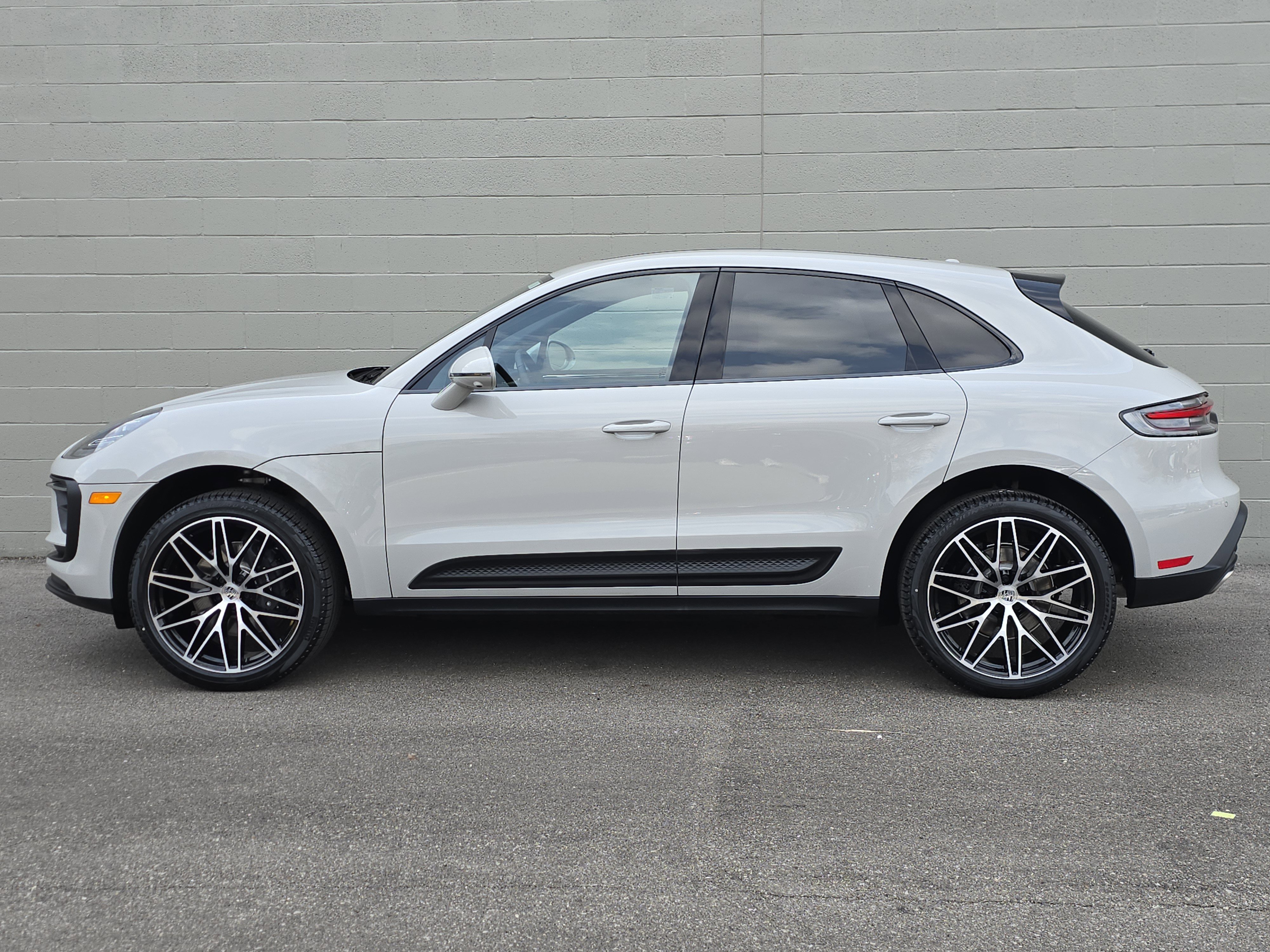 New 2026 Porsche Macan image 2