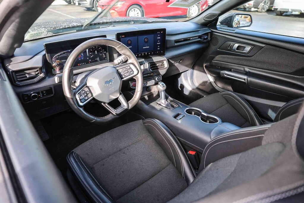 Used 2024 Ford Mustang Convertible image 2